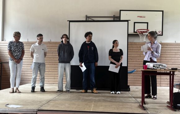v. li.: Frau Christina Lohmeyer-Brown, Elon Marina, Bela Witzmann, Aaron Bekamp und Yasemine Khalil mit Frau Dr. Schmitt an der Reformschule Kassel